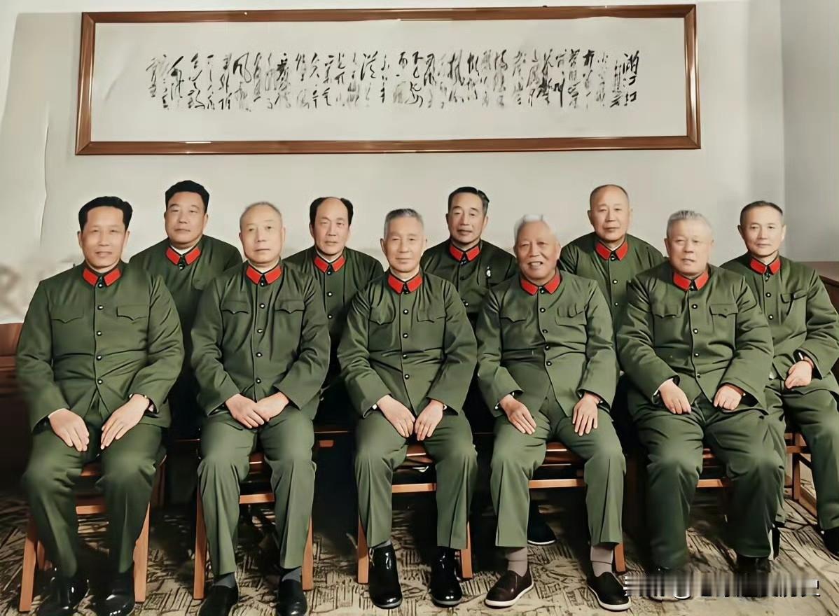 上世纪七十年代，军事科学院党委成员身着军装合影，定格革命岁月里的集体记忆。除了