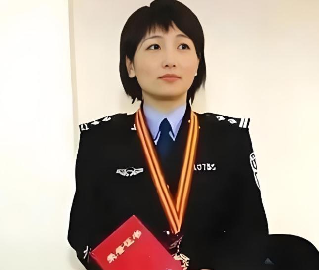 不严惩这个女恶魔，难给老百姓一个交代，难还张氏叔侄一个公道，坚决要求重判所谓的神