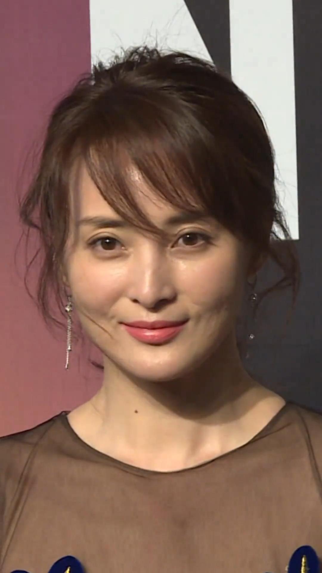 以前觉得蒋勤勤比吴越美，也懂陈建斌当初因戏动心、贪恋美貌的缘由。可是自从蒋勤勤结