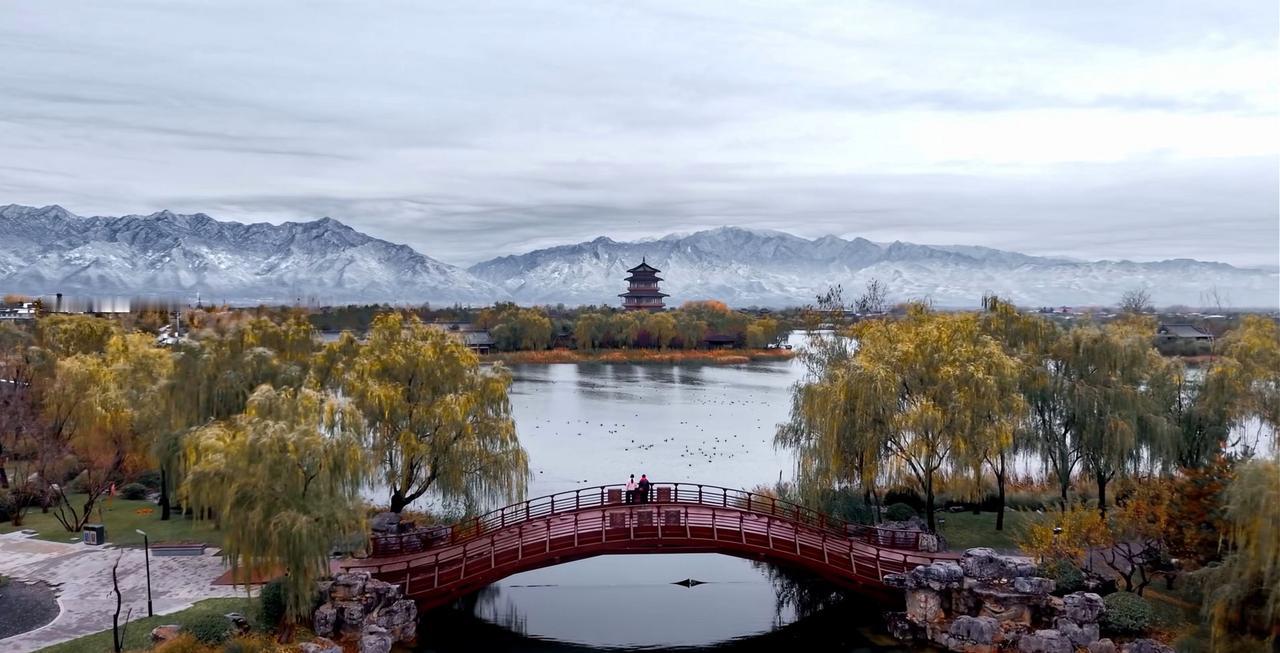 今年冬天的第一场雪，直接让雪后的秦岭封神！11月17日凌晨，秦岭山区就降下中到
