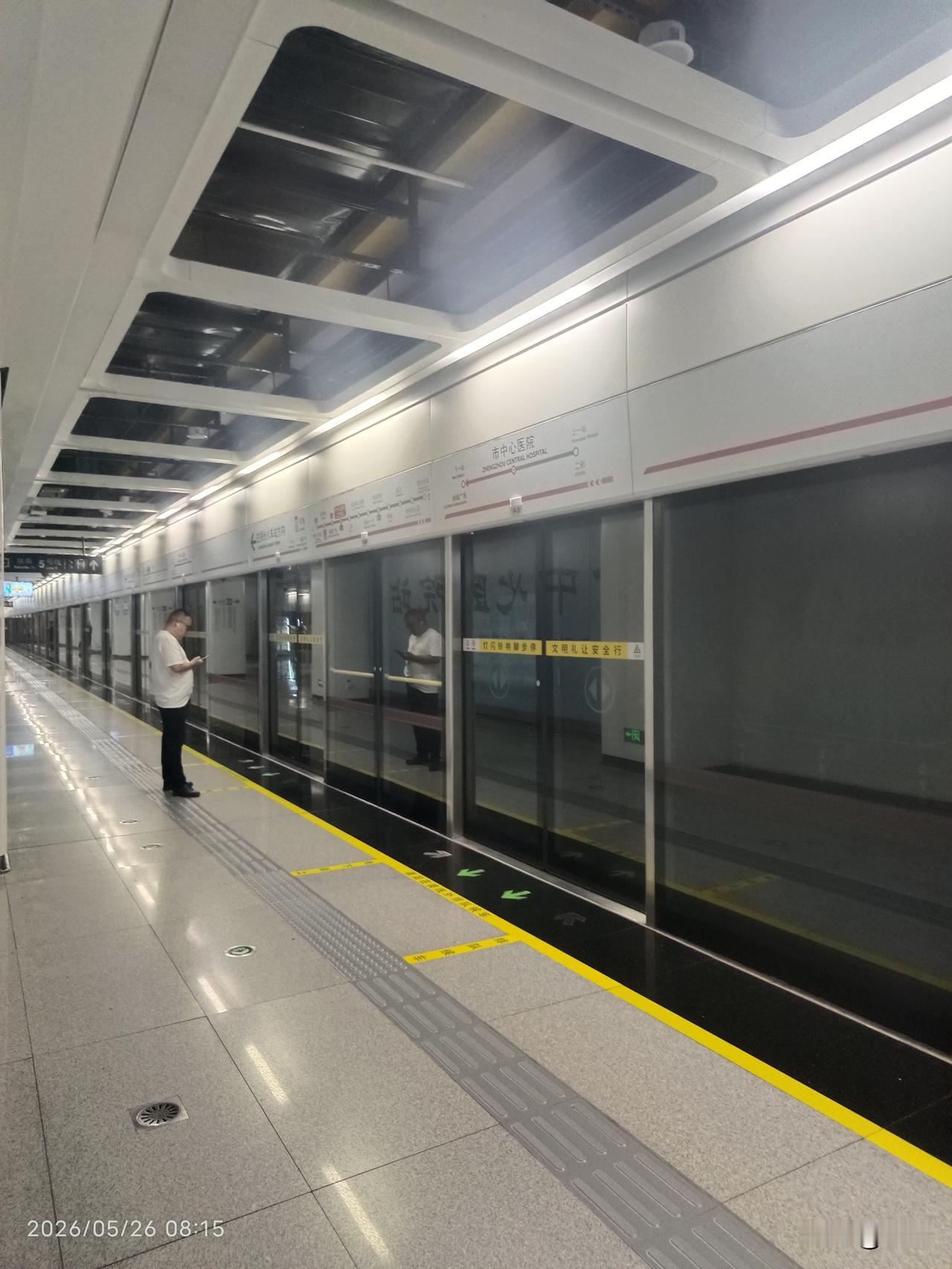 早高峰郑州地铁10号线客流实况：从5号线换乘客流来看，10号线东向客流偏少，西向
