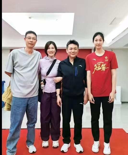 排球世家的传承！08后新星杨舒茗，承载中国女排接应位置的未来希望。在本届天津