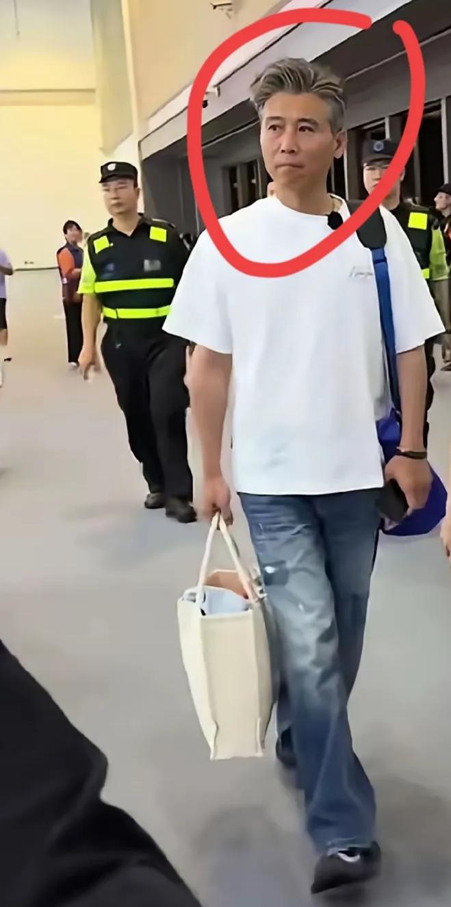 李乃文真是越老越有味道，即便有了白发，依旧帅气洒脱。现在很多人追求冻龄，娱乐圈不