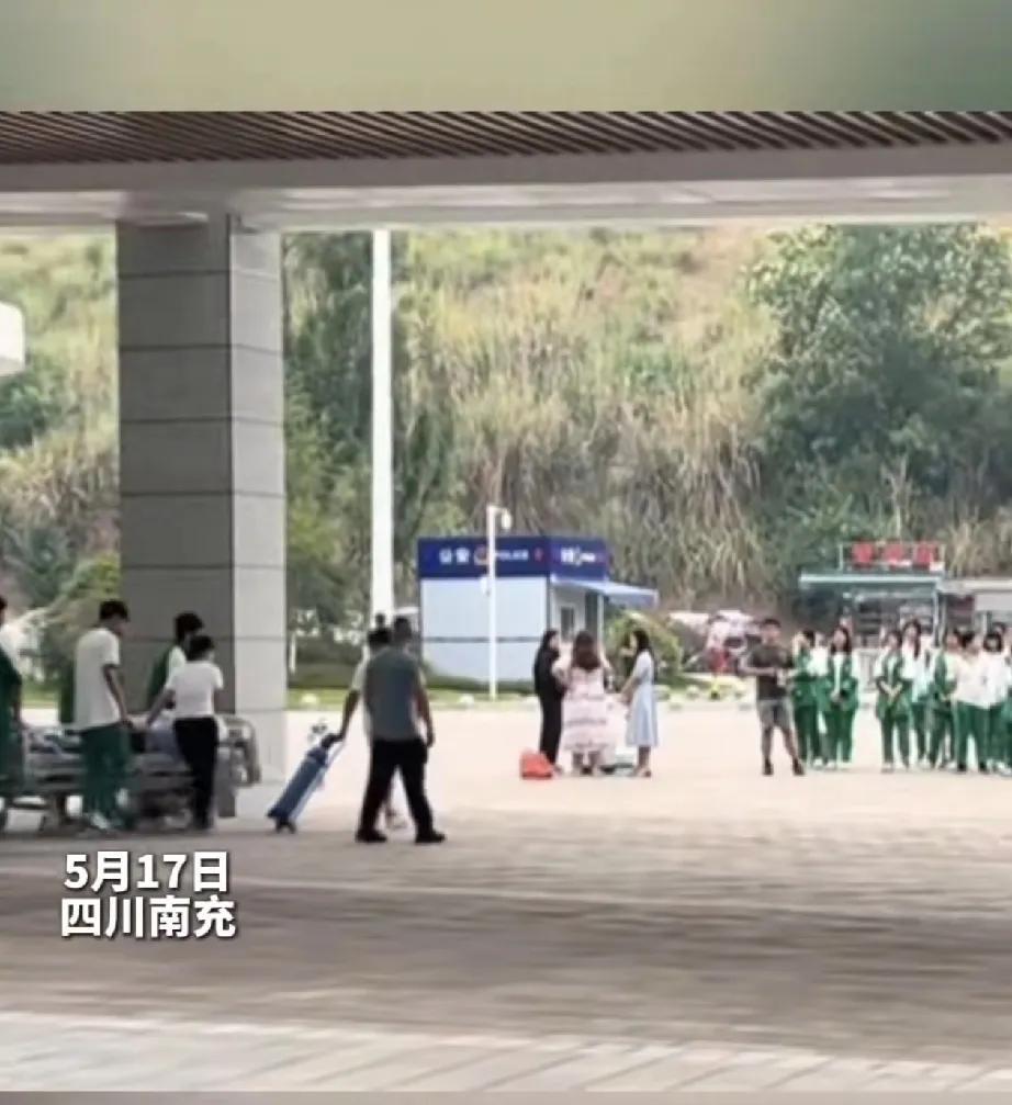 看哭了。四川南充，一初三男孩重病住院，全班为了让毕业照上一个都不能少，同学主动穿