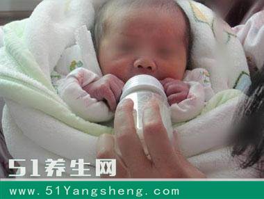 无知夫妇为了让孩子不挨饿, 却把刚出生宝宝送进了抢救室
