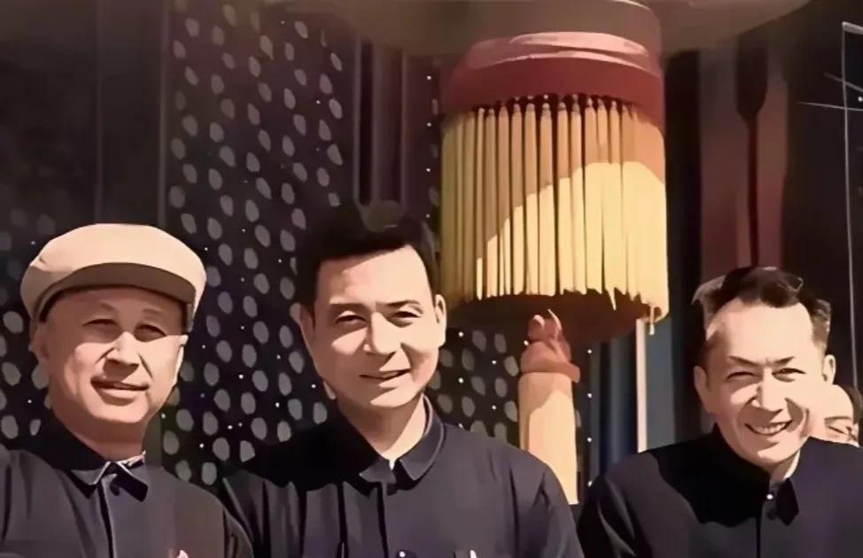 1965年的天安门城楼上，钱学森、邓稼先和朱光亚并肩站在一起。这三位科学家都是中