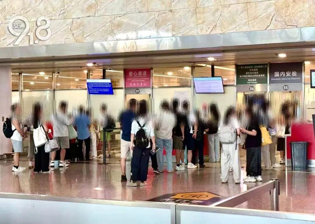 8月13日晚上，杭州萧山机场发生了一件事。一家三口接到至亲离世的噩耗，匆忙赶往机