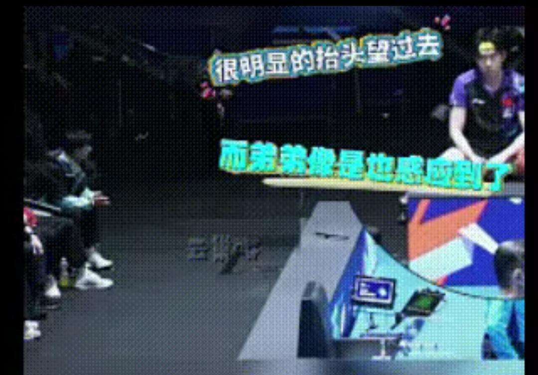 马龙这一幕真让人泪目，坐在观众席的马龙，趁着王楚钦休息的时候跟他打手势，好像是让