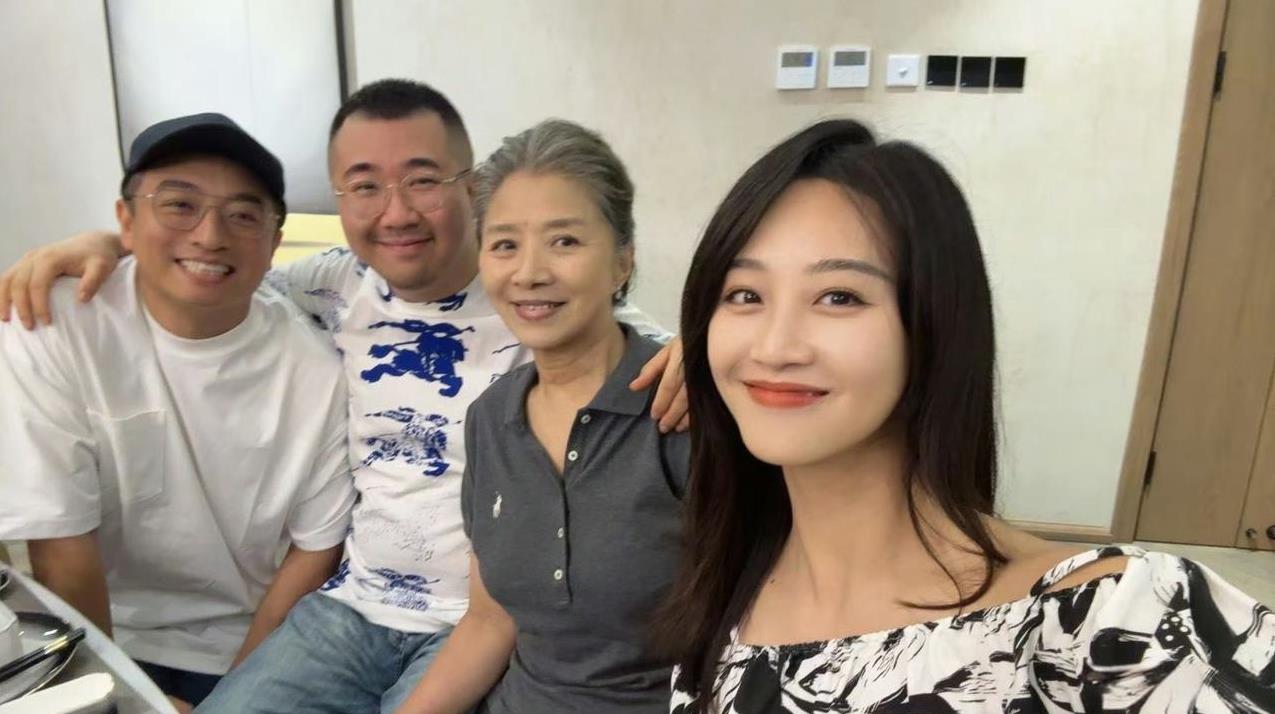 看了《生万物》才知道导演的厉害之处，原来二十年前就开始追他的作品了，大多都是现实