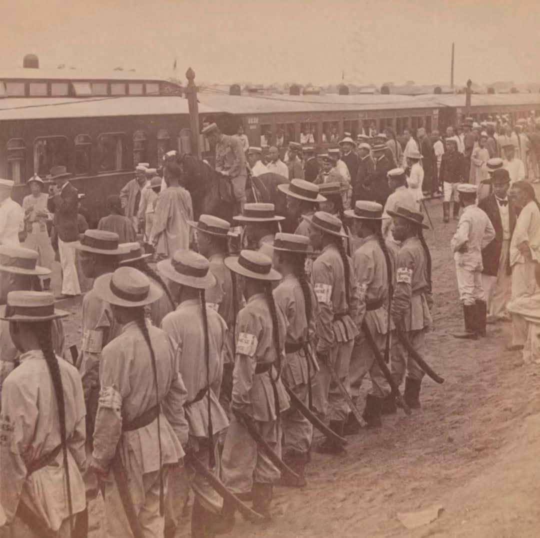 1902年，北京城巡捕袖章上居然写着英文“JapanesePolice”。1
