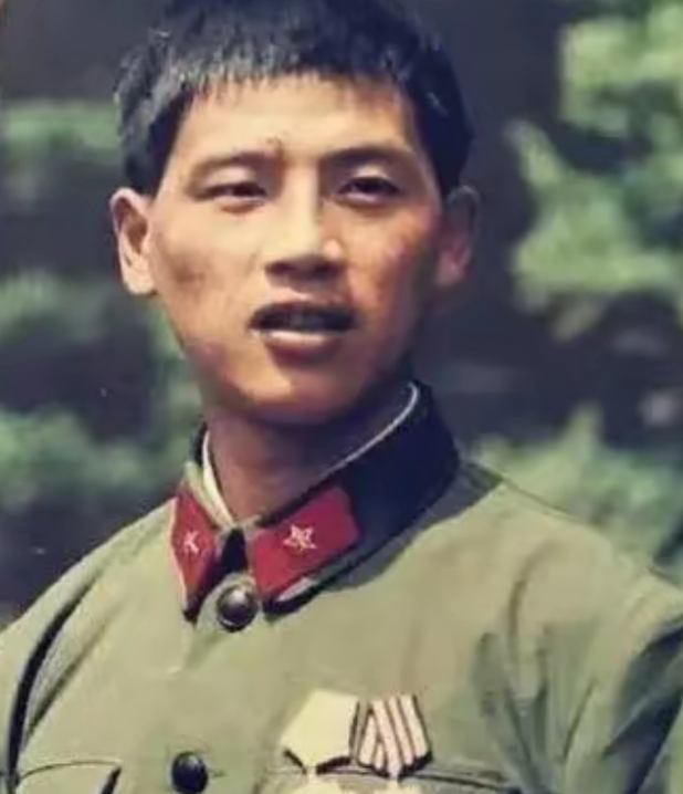 1987年4月20日，在老山战役，越军手持喷火器，喷向我方弹药库，一名嘴啃压缩