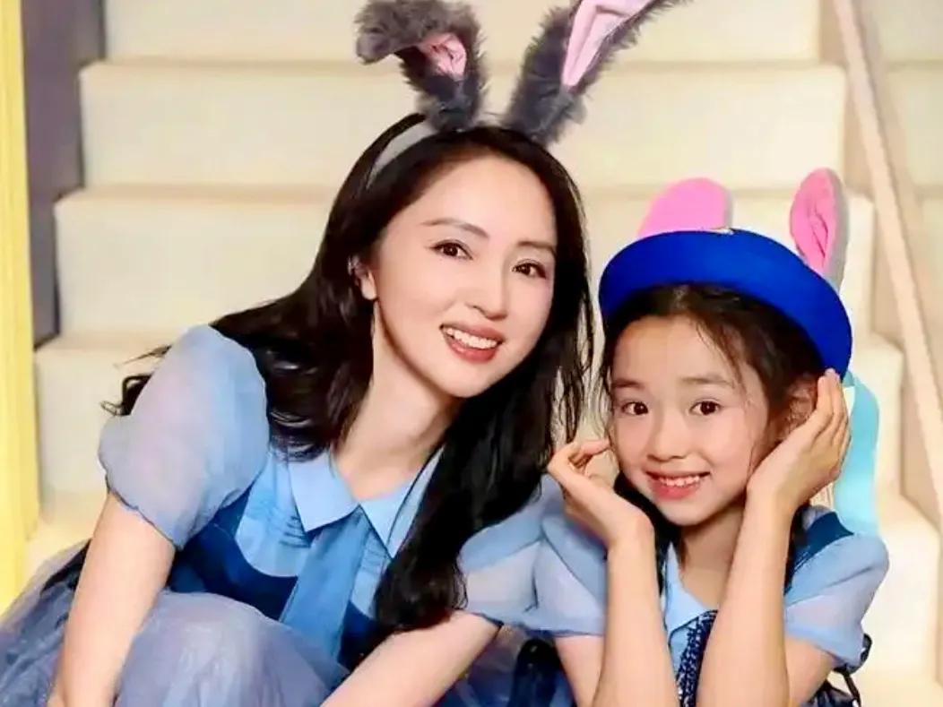 要么有才要么有貌，为什么董璇9岁女儿备受网友好评？黄奕12岁女儿却被吐槽？因