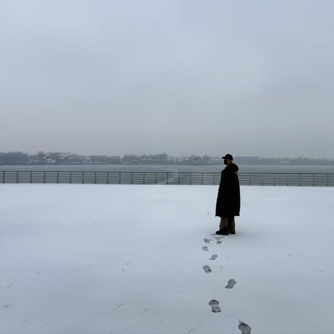 肖战雪天自拍肖战发博分享雪天自拍，又帅又可爱的战战，男友感太强吧肖战晒东北雪
