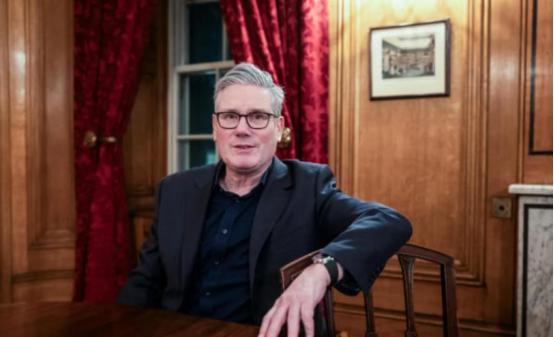 英首相抵沪前，中英分歧摆上桌，中方提要求，斯塔默办公设备变了 1月28