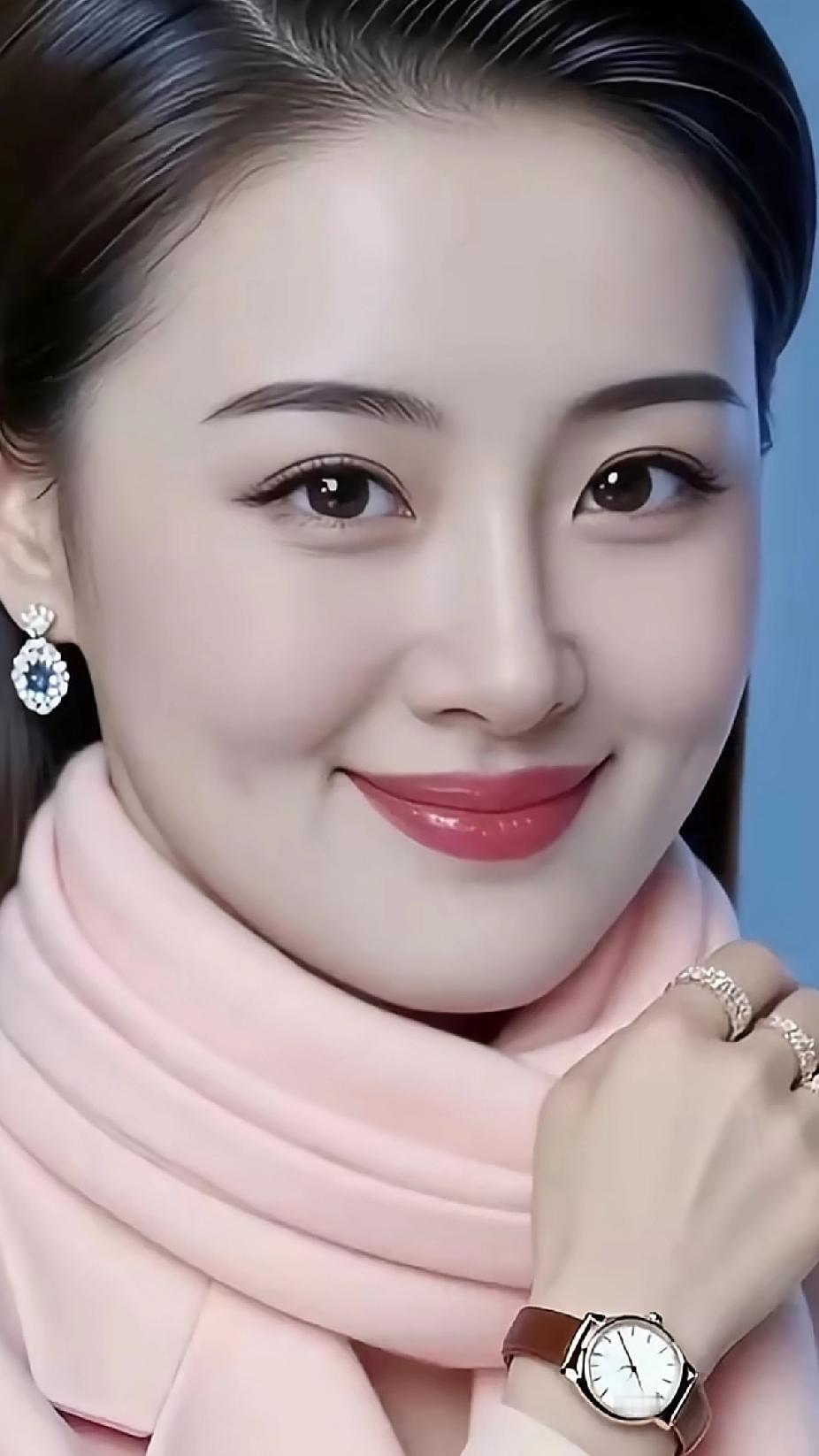 粉袖拂春光，玉手弄新妆。