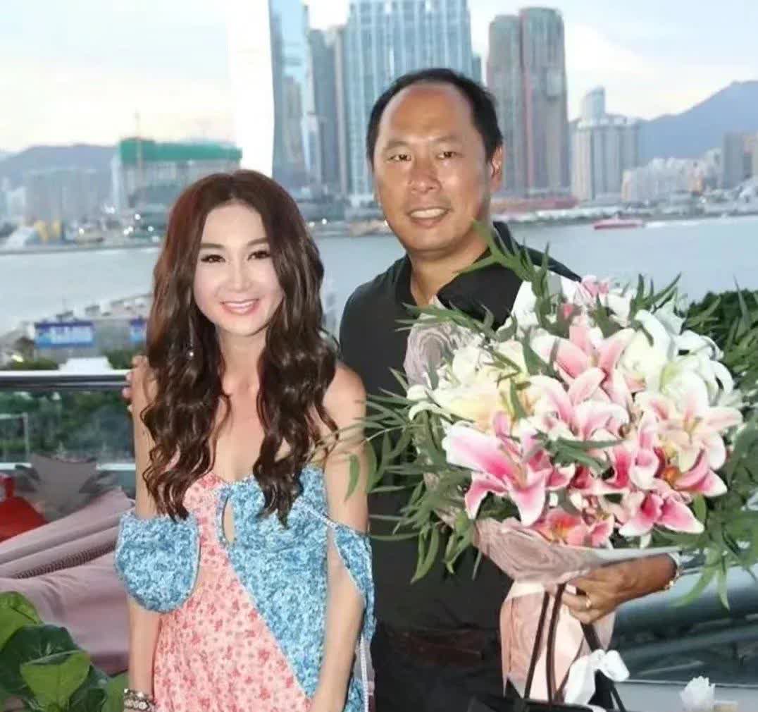 实话实说，现在终于知道温碧霞，为什么一直留披肩发了，你们看她的头发真