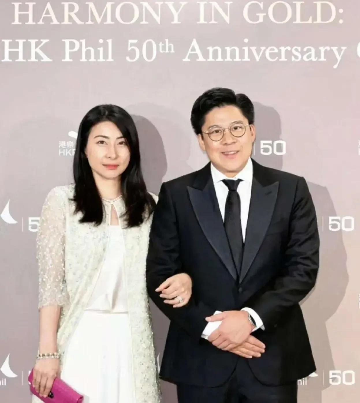 香港算命大师曾直言“不敢给郭晶晶看相，她打破了相书定律”，有人说她小耳垂无贵人