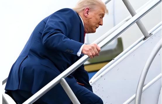 不到两天，79岁特朗普身体传噩耗，召集34国军方，对英紧急改口 先说达沃斯论