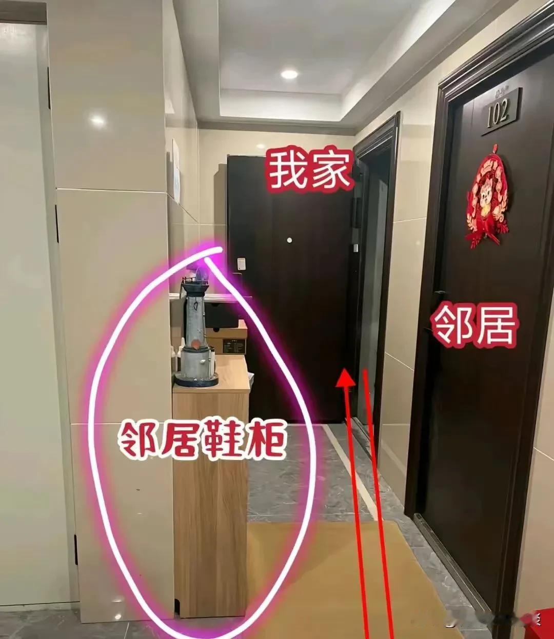 邻居家这样做是不是太过分了。一个楼道两户，我家住里面，我们进出都要经过他家门口，