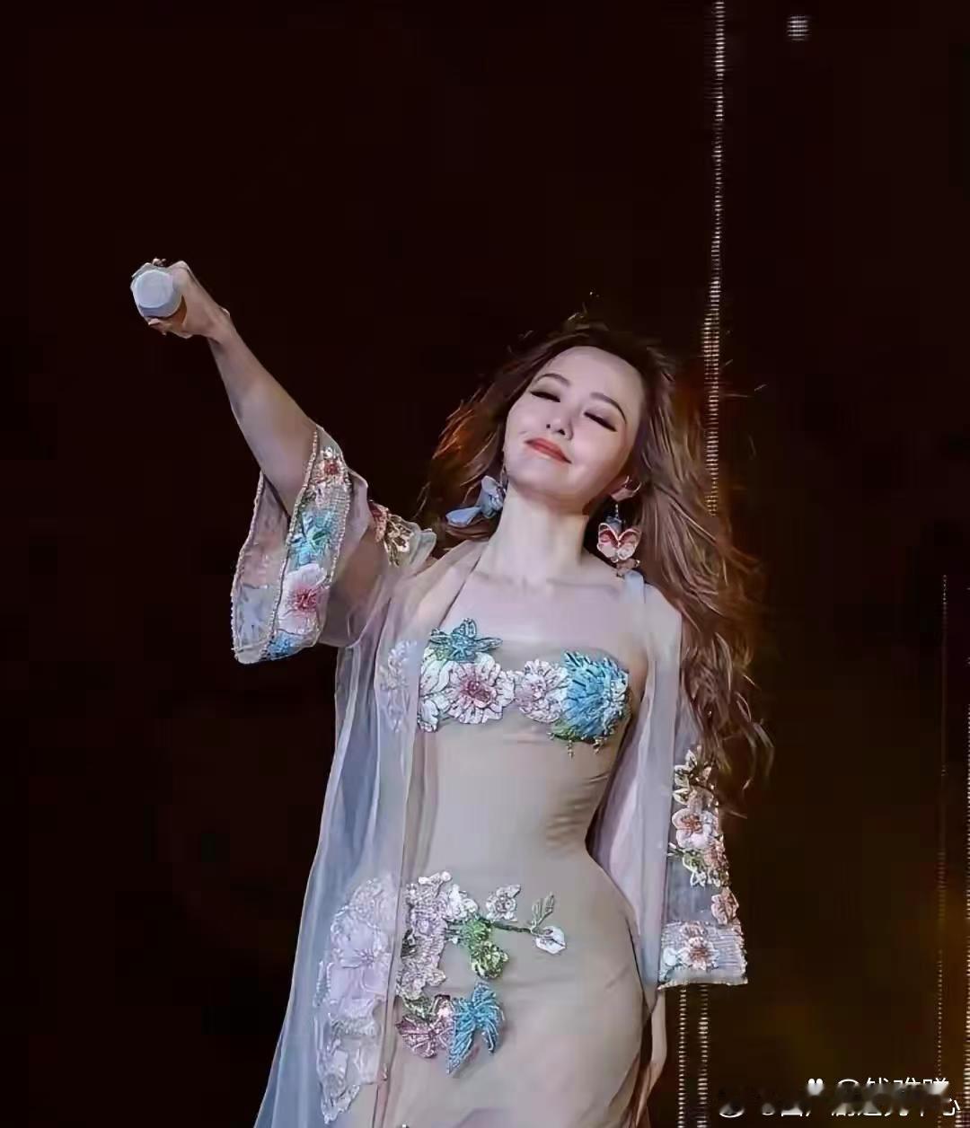 张靓颖这是在另辟蹊径吗？明明是实力派，非要走性感路线