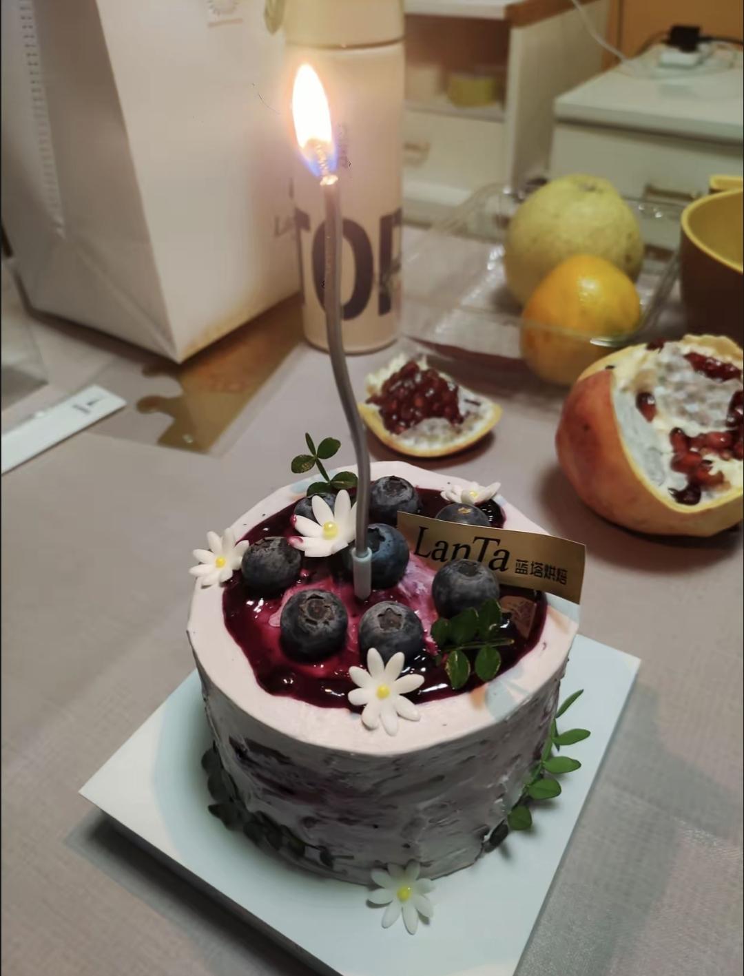 昨天儿子生日，他对象买了个蛋糕，晚上一家人吃了。结果孩子在朋友圈发了照片，被他妈