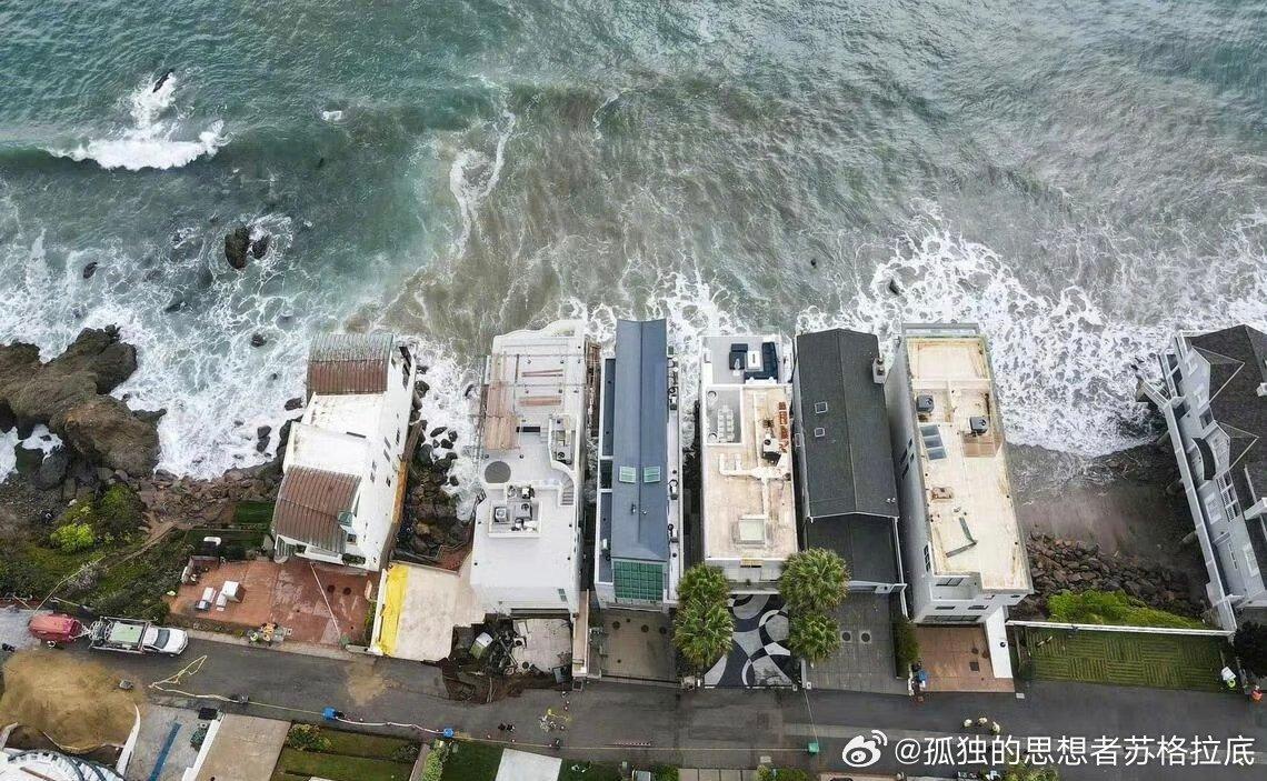 #尼古拉斯凯奇房塌了#看样子，不能买海景房，哪怕是1050万美金的房子。海浪侵蚀，地基塌陷。尼古拉斯