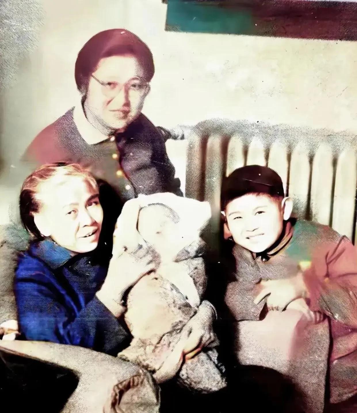 1972年，贺子珍和她的宝贝女儿李敏，及外孙，外孙女合影留念。贺子珍在长征途中