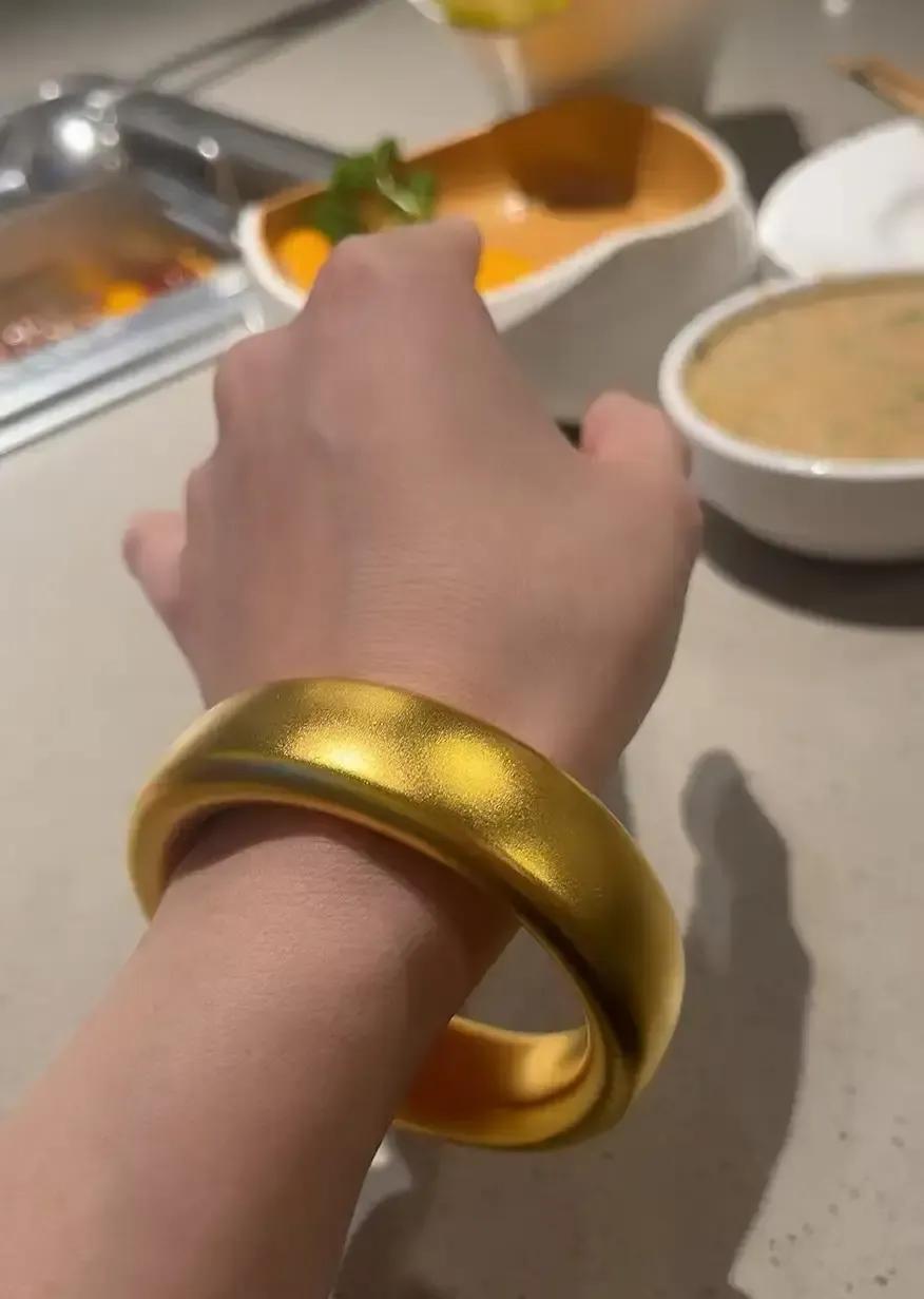 小林照顾骨折婆婆一个月，端屎端尿没喊累，婆婆出院前托大姑塞给她一只金镯子，说不能