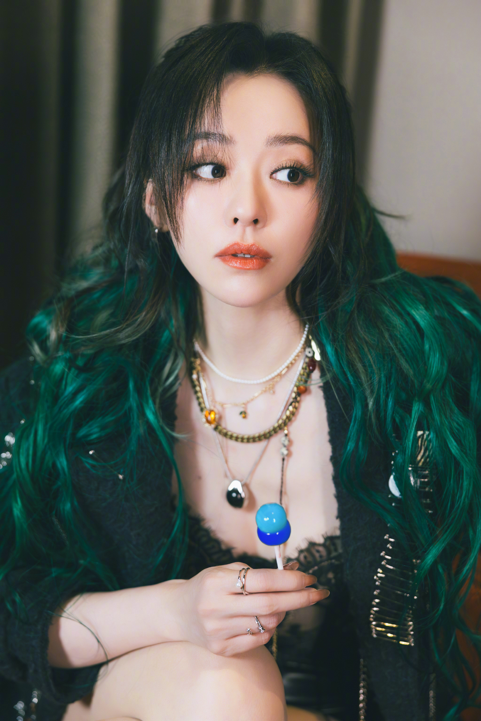 张靓颖：蕾丝内搭皮靴大长腿，酷感十足。张靓颖