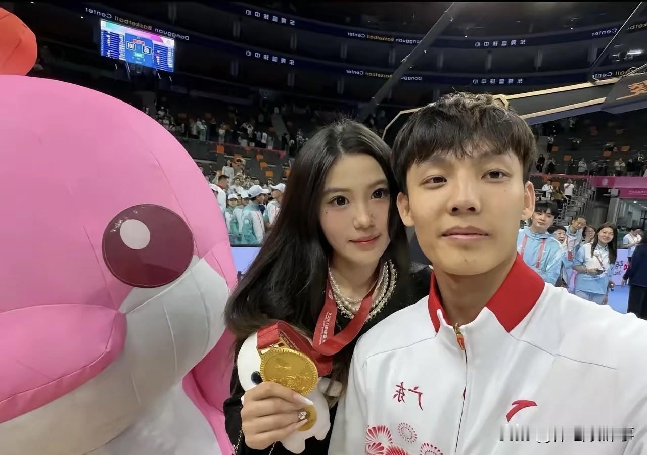 不怕黑粉带节奏！全运会夺冠的夜晚，徐杰女友首次公开场合亮相，疯狂秀恩爱，两人郎才