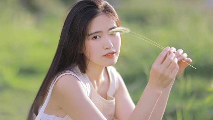 中年女人允许你追求，往往会有这4个表现：1.询问你的感情状况，暗示自己单身；
