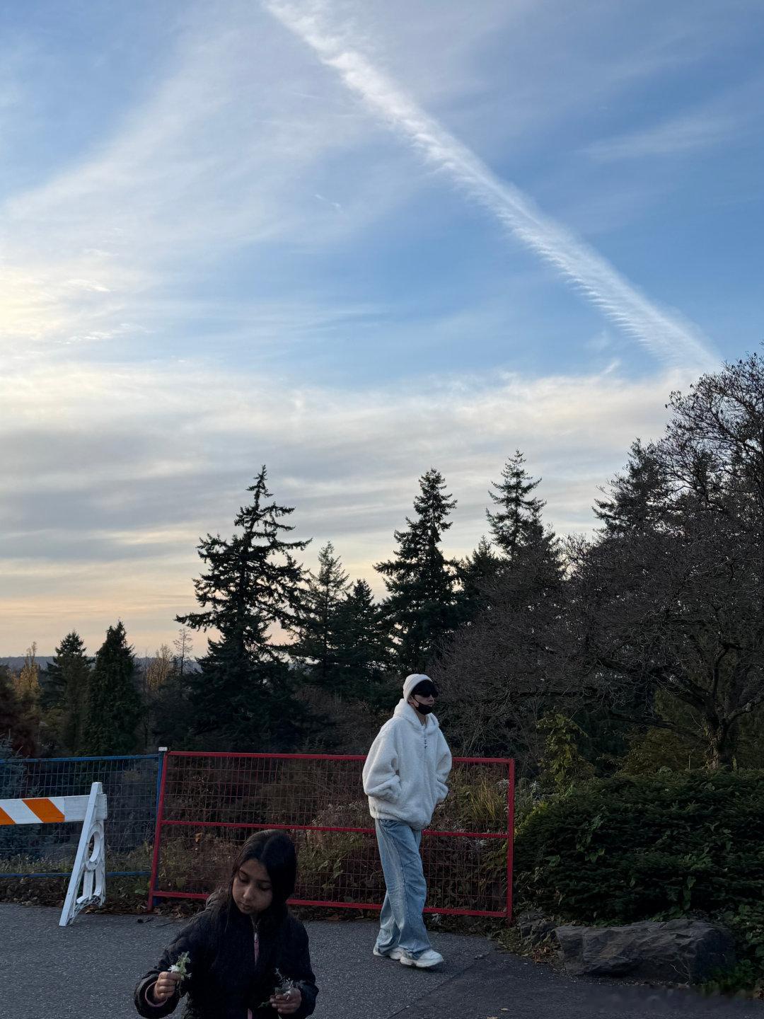 谁懂啊！偶遇杨洋还收获对视杀，0秒确认身份的瞬间直接疯狂心动～简约穿搭难掩贵气