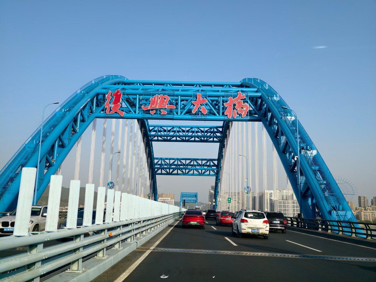 四桥到中河高架几乎一路通畅，平均车速甚至比三桥没封以前还快。