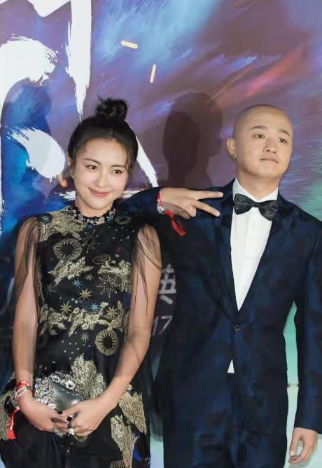 原来包贝尔和红衣女子还在公开场合同框过，身边人应该都知道两人的关系。8月26