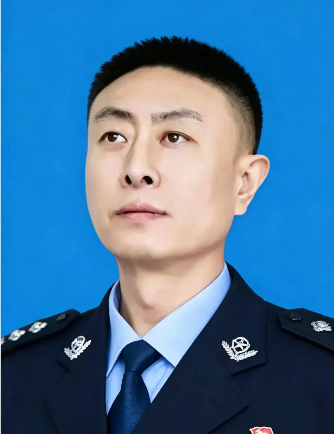 杨盈，1971年3月生，中共党员。三级高级警长，1991年加入公安队伍，任吉林市