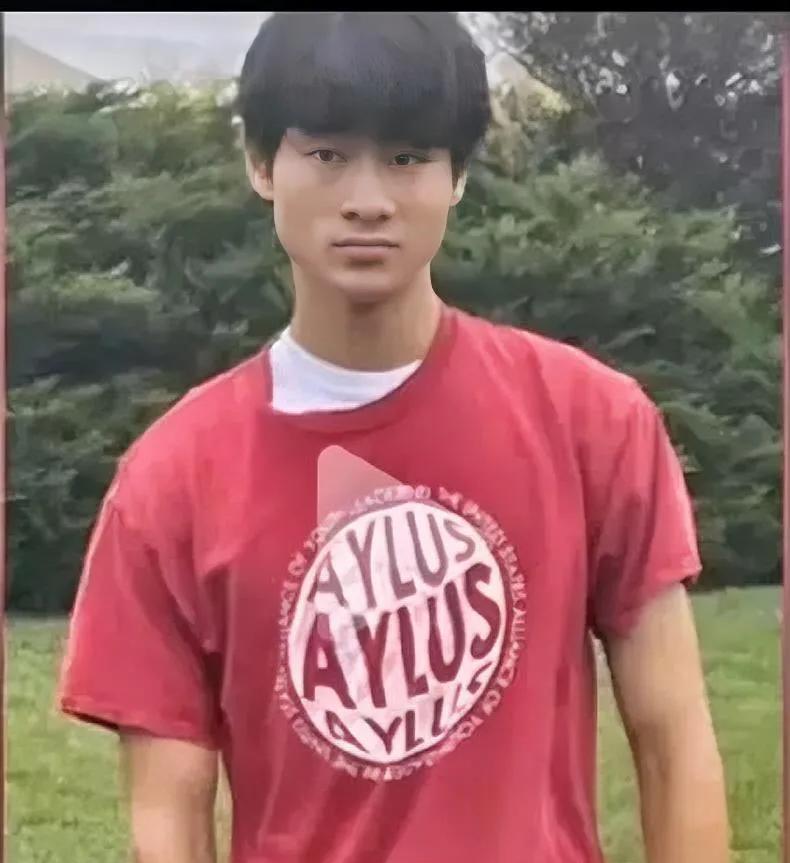 这个孩子不知道是宗继昌还是宗继盛，长得和宗馥莉一模一样。老宗头（宗庆后）平时看