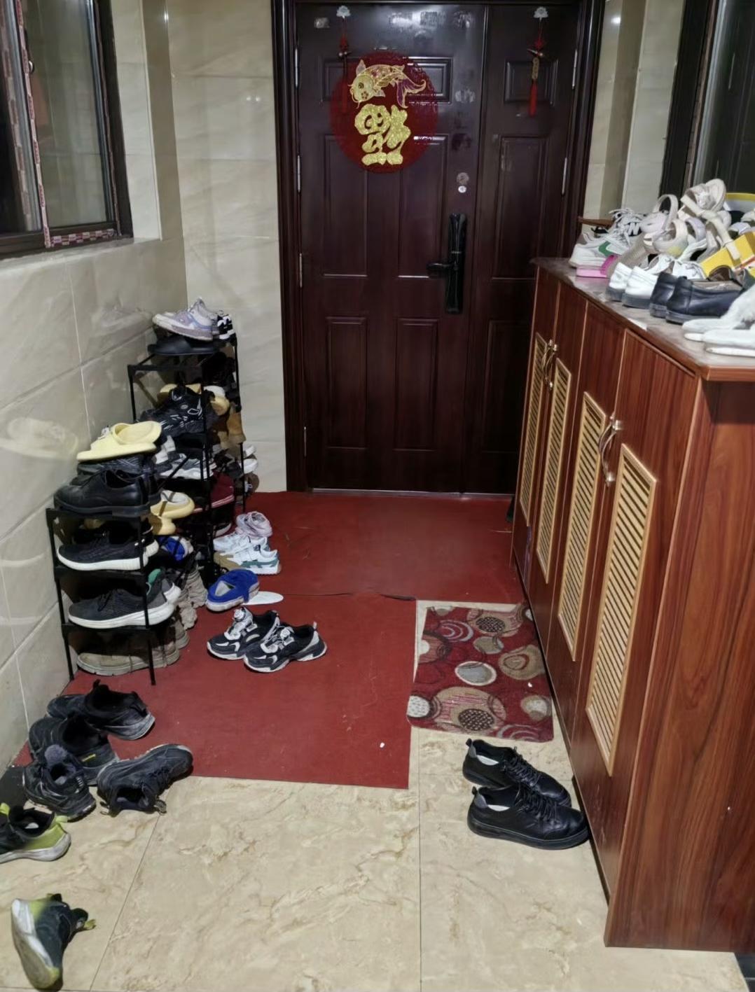 湖南有位男子最近干了件“大事”，因为邻居长期在楼道里堆放鞋架和杂物，他多次沟通都