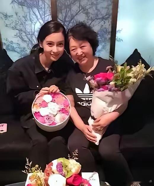 今天在网上，最让人心疼的人，估计就是叶珂了。杨颖和前婆婆黄妈妈那顿饭后，她心里就