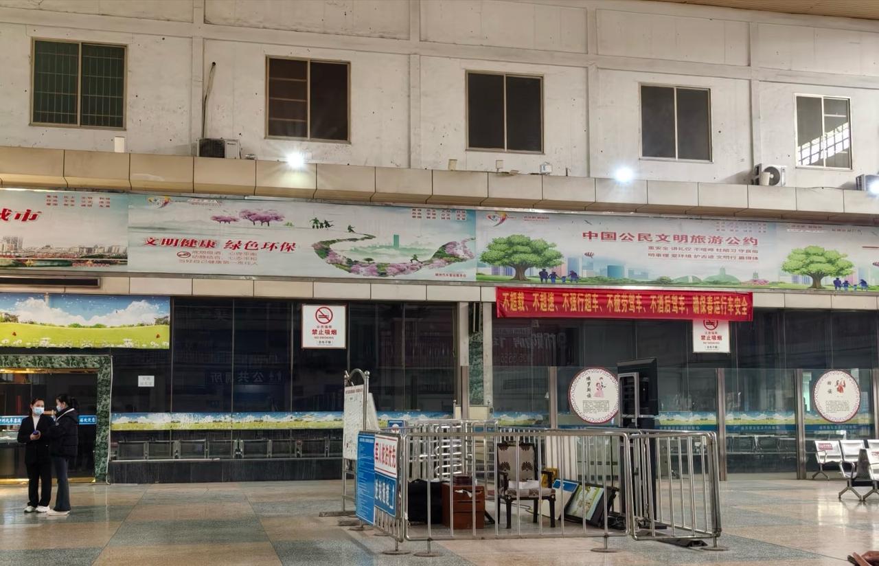 柳州汽车总站怎么了？已经有一段时间没从这里坐车了，今天过来发现自购票机也没了