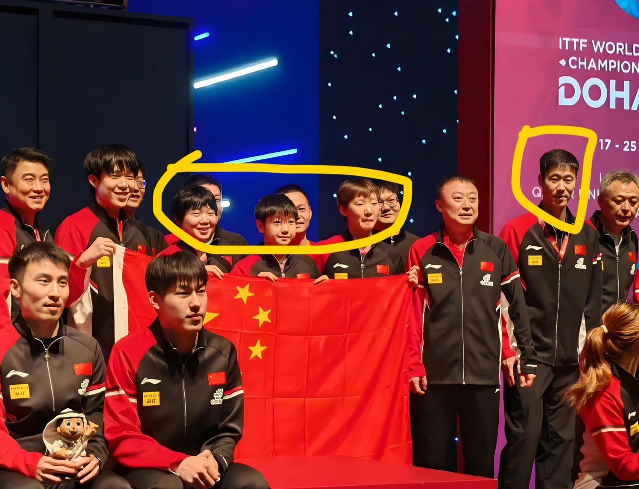原来领导和领导真的不一样，大家仔细看这张照片，这是国乒大合照，照片中的王励勤