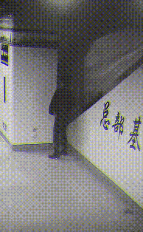 荒唐！南宁地铁，一男子穿板板正正，却能在路角落下拉屎，而厕所就在他不到两米的地方