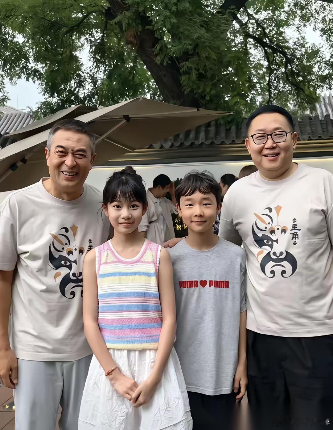 《主角》答谢宴，小来弟和黑娃成了香馍馍。众主创依次和他俩合照，看看都有谁吧！窦