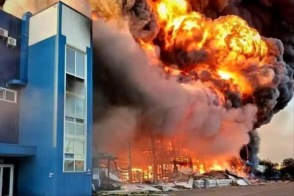 地下69米，5万2千人挤在地铁隧道里，头顶天花板突然开始剥落——不是地震，是导弹