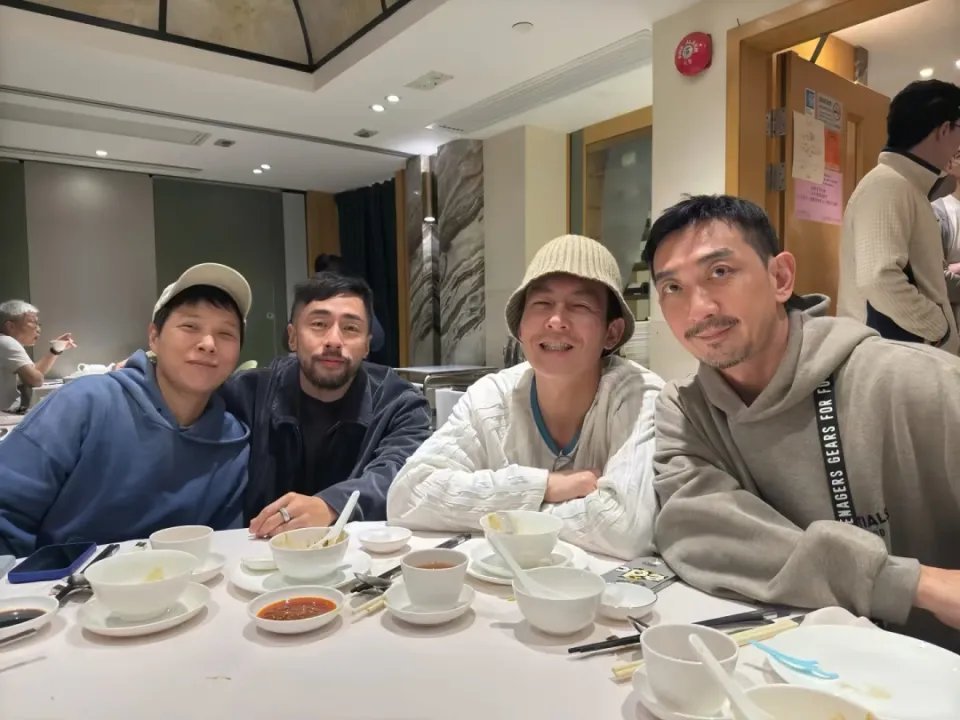 40多岁陈冠希与好友聚餐，满脸皱纹像60多岁老大爷，看着状态还不如李灿森？