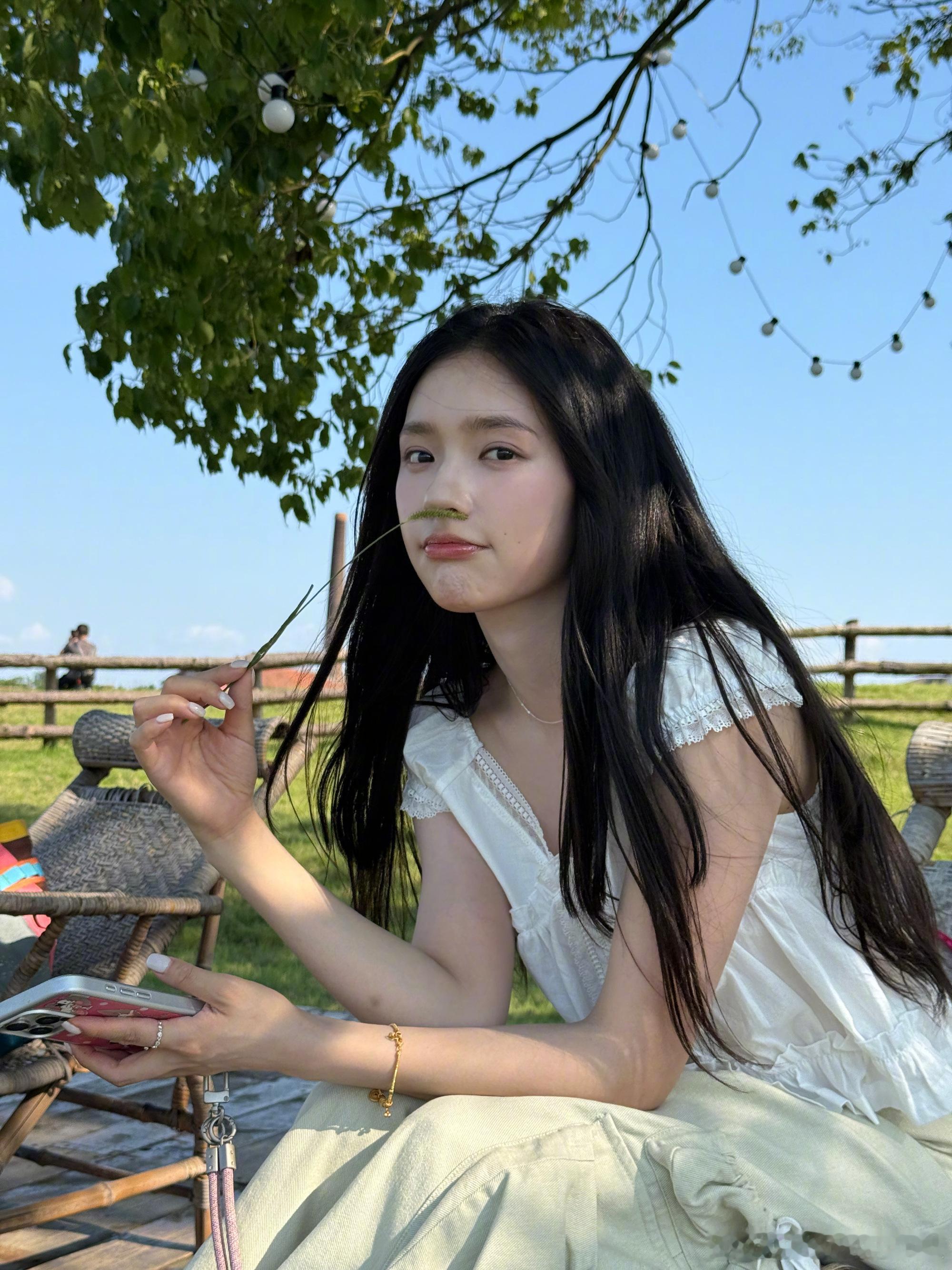 林允黑长直就随便出片了林允美得好清新黑长直真的太适配林允了，衬得气质干净柔和，