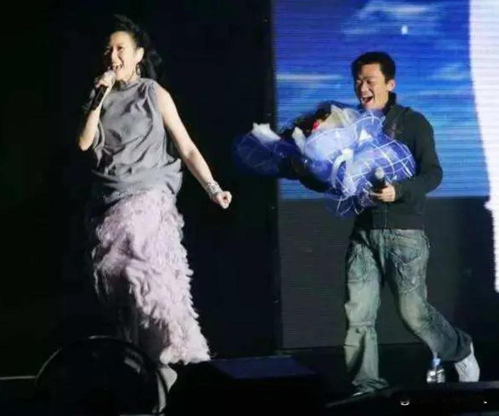 2008年，刘若英开演唱会时，邀请王宝强去助阵当现场嘉宾，可多年好友王宝强却冷冷