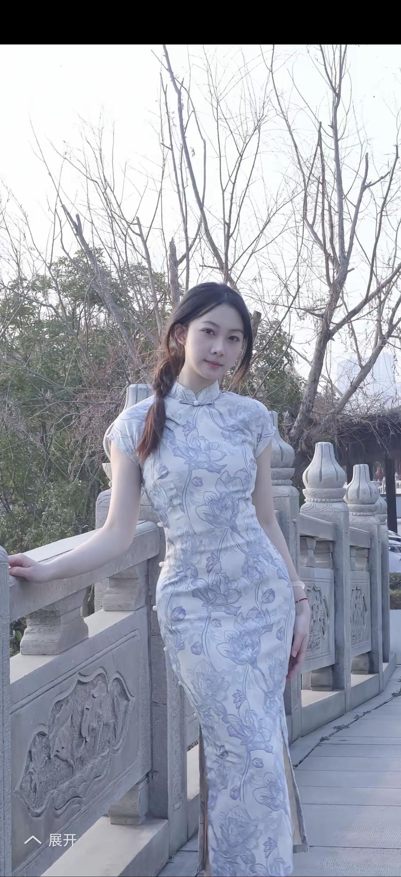 小家碧玉，秀外慧中，夭桃秾李，仪态万方，手如柔玉