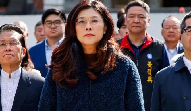 4月7日台北松山机场这一幕，简直把“跳梁小丑”四个字演绎到了极致。谁能想到，