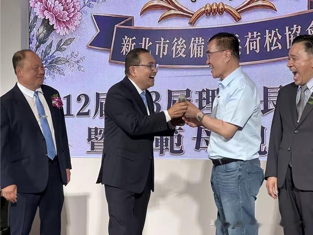 侯友宜在李四川和苏巧慧中间，保持中立？近期在公开活动中，侯友宜结束致辞后，总会