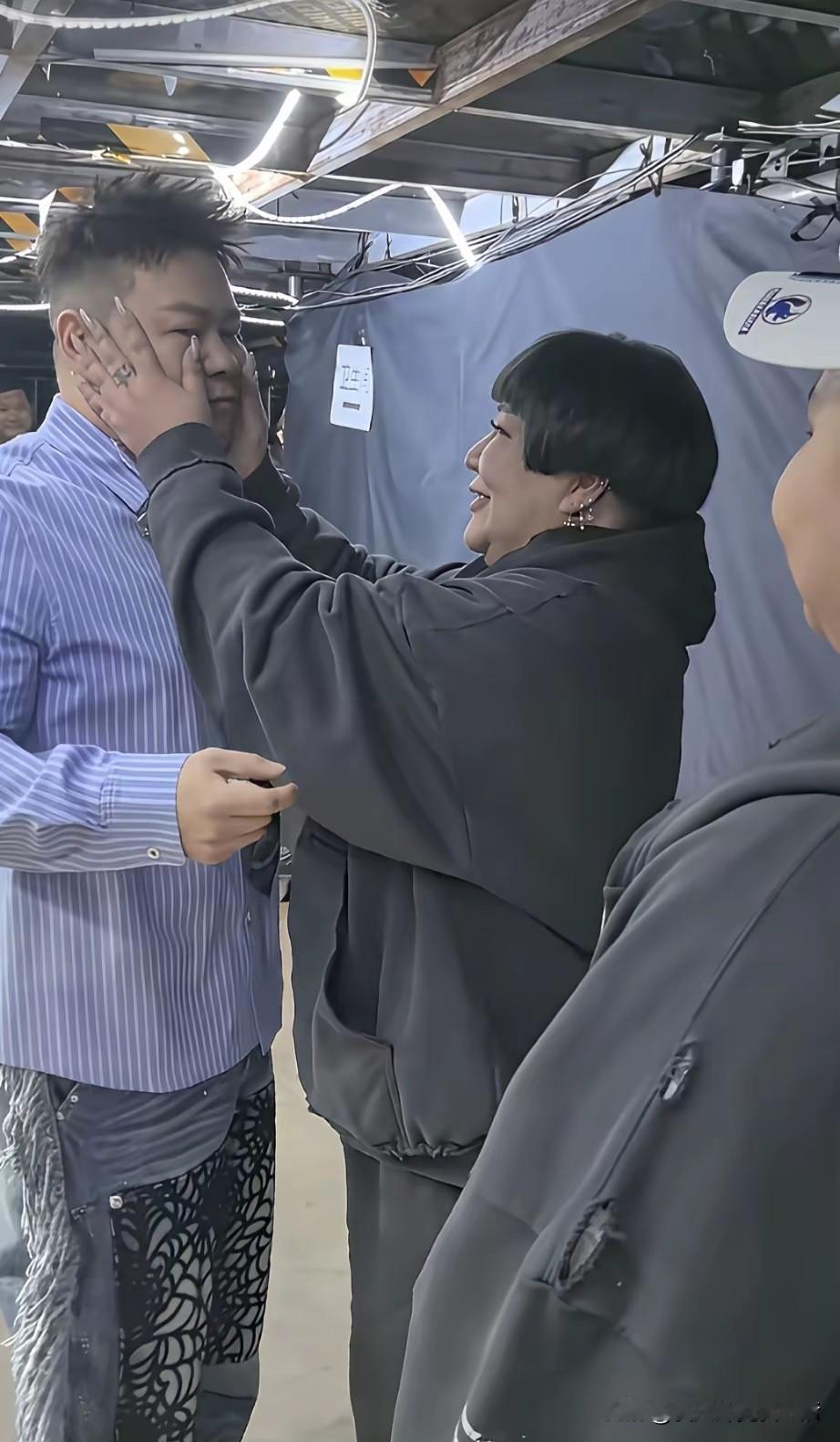 王惠是真的喜欢戴首饰，耳朵上就戴了四五个，还有手上的，10岁的郭汾阳耳朵上也戴着